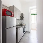 Red Comfort Flat Near Garibaldi Station Apartmán