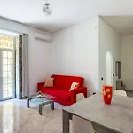 Red Comfort Flat Near Garibaldi Station *
