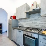 Red Comfort Flat Near Garibaldi Station *