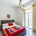 Red Comfort Flat Near Garibaldi Station Neapol