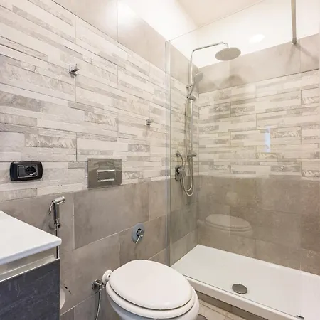 Red Comfort Flat Near Garibaldi Station Apartment *