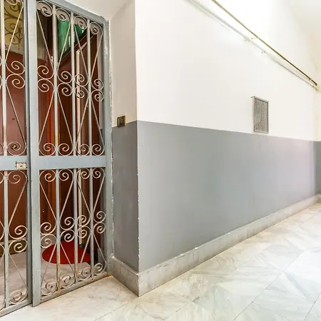 Red Comfort Flat Near Garibaldi Station * Naples