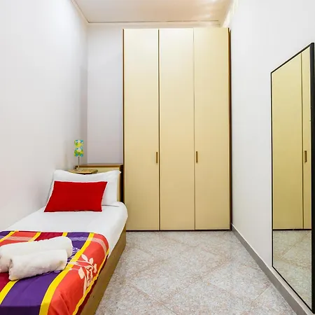 Red Comfort Flat Near Garibaldi Station