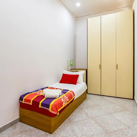 Red Comfort Flat Near Garibaldi Station Naples