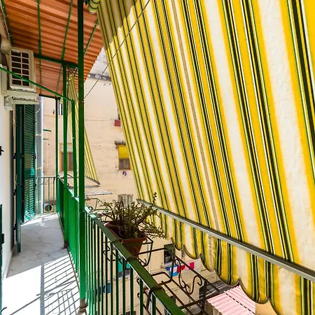 Apartmán Red Comfort Flat Near Garibaldi Station