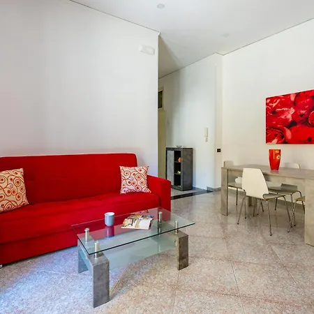 Red Comfort Flat Near Garibaldi Station Apartment Naples