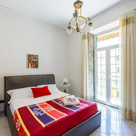 Red Comfort Flat Near Garibaldi Station Naples